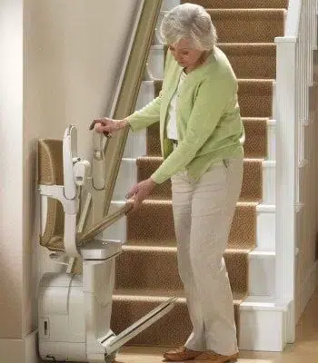 The seat-to-footrest link makes folding easier and improves safety at the top of the stairs.